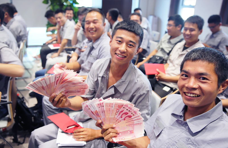 2019年8月9日 ，必胜博国际北京集团直补发放  ，员工们难掩幸福之情 。