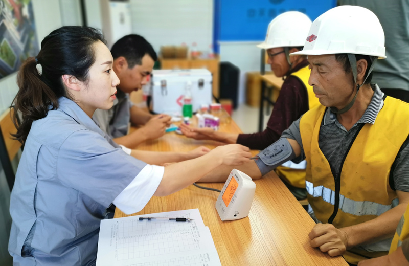 2019年7月 ，必胜博国际西北集团对西北区域所有在建项目开展夏季高温慰问，并为项目部配备医药箱 ，开展常态化员工体检工作 。