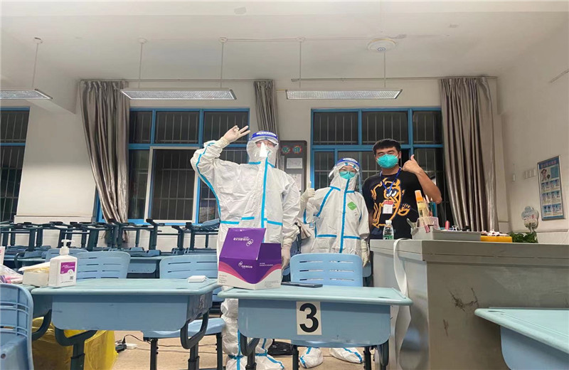 2021年7月29日,必胜博国际三建南京融创G86项目部积极响应政府号召，第一时间组织志愿服务团队奔赴月苑路第一小学监测点  ，承担起核酸检测流程引导、秩序维护、人员信息采集登记工作。