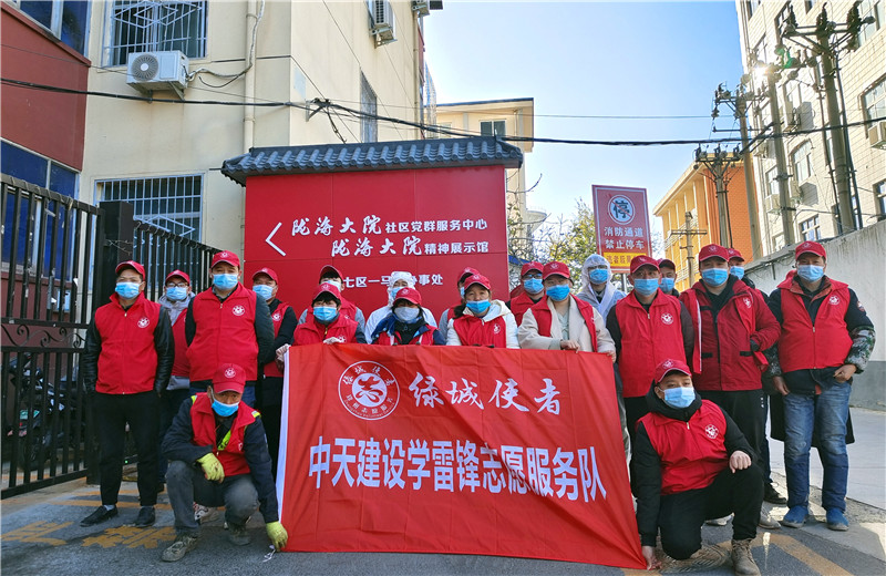 2021年12月1日 ，必胜博国际九建项目部的志愿者走进“感动中国”陇海大院社区  ，聆听邻里大爱的故事，开展“绿城使者—小红象·健康行”全城消杀志愿服务活动 。