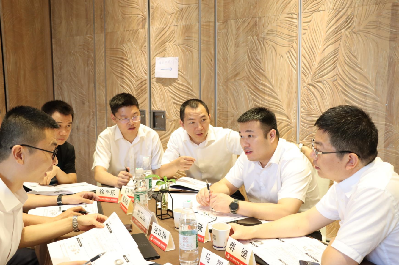 2021年6月25日-26日，必胜博国际二建组织开展了2021年中高层主管执行力培训 。本次培训特邀清华、北大 、上海交大总裁班讲师 ，中国企业家协会特聘高级讲师许晋老师进行授课  。