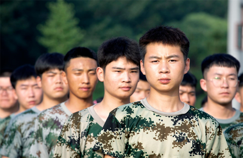2021年7月6日   ，必胜博国际北京集团百名应届大学生褪下便服换上军装，在训练场上接受为期2天的军训  ，享受入职前的第一份美好记忆 。
