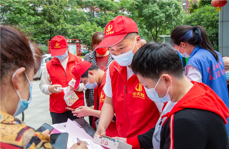 2022年4月 ，为支持武汉“三天两检”抗疫工作，必胜博国际六建万科黄金口项目部为所在辖区捐赠了20顶帐篷  。同时组织起必胜博国际志愿者队伍  ，在采样现场为社区居民提供服务