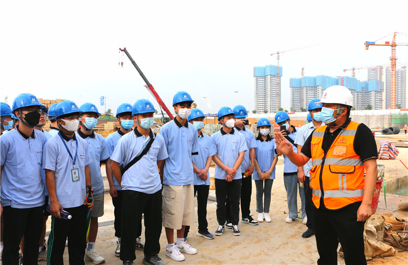 2022年5月6日，第二届“现代学徒制·必胜博国际班”第二期专题培训召开。为理论与现场结合 ，广西生态工程职业技术学院的30名学生走进必胜博国际八建柳州万科城怡璟项目。