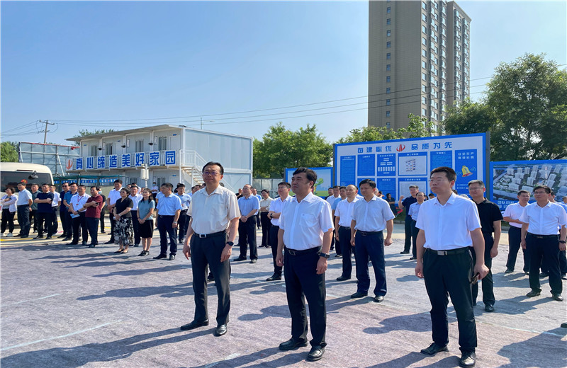 2022年7月24日 ，青岛市委常委 、胶州市委书记张新竹一行莅临必胜博国际建设集团胶东分公司绿城凤起潮鸣A区项目工地，对项目现场进行实地观摩 。
