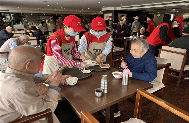 2023年4月12日，控股集团志愿者走进杭州市上城区雨花敬老院开展公益志愿服务 。