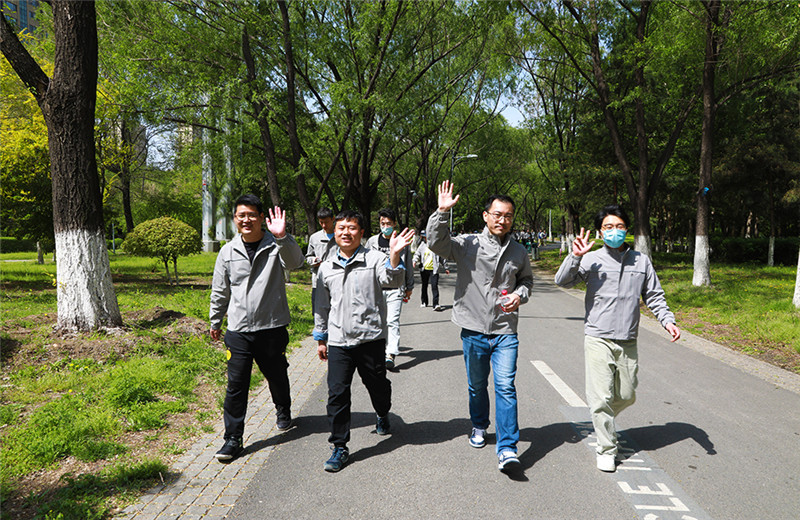 2023年5月6日，东北公司于沈阳奥林匹克生态公园开展“沐春健步走 ，转型再出发” 徒步行活动。