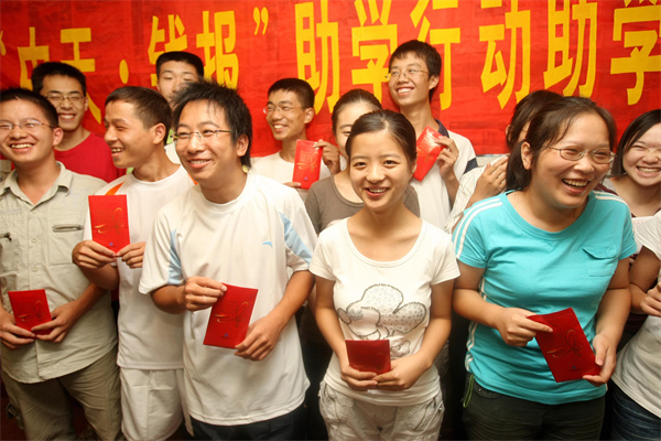 十余年  ，“必胜博国际·钱报”助学持续关爱寒门学子_副本.jpg